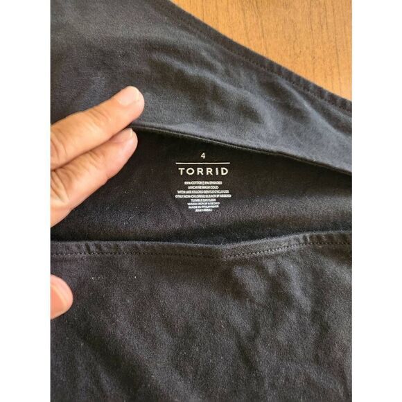 Torrid Black Foxy one shoulder, a symmetrical black top with keyhole design Sz 4 - Picture 3 of 5